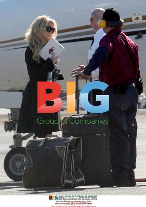 Jessica Simpson Loads Dog Onto Jet