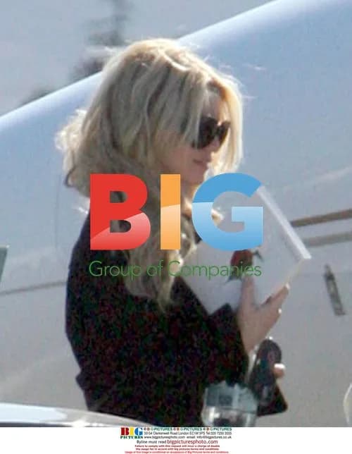 Jessica Simpson loads dog Daisy onto private jet