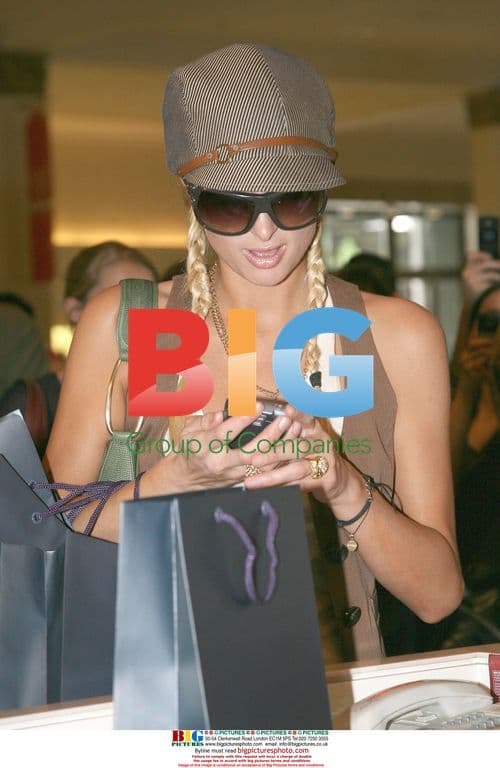 Paris Hilton's shopping spree in Sydney