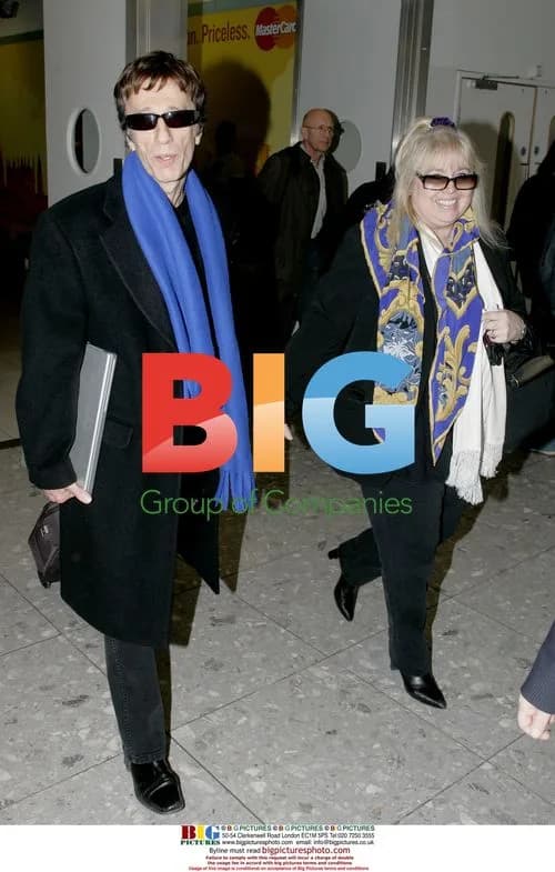 Robin Gibb and Wife Depart Heathrow for Florida