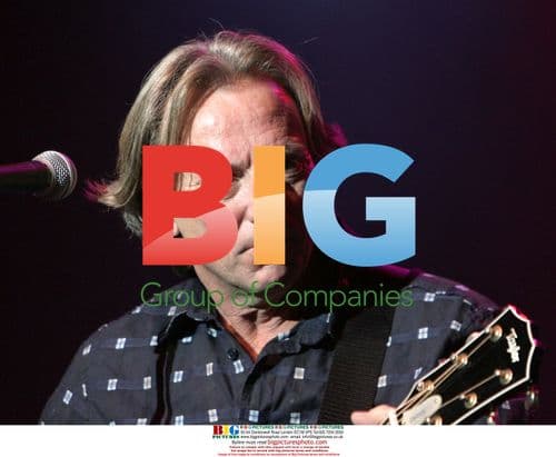 Dewey Bunnell of America in Concert