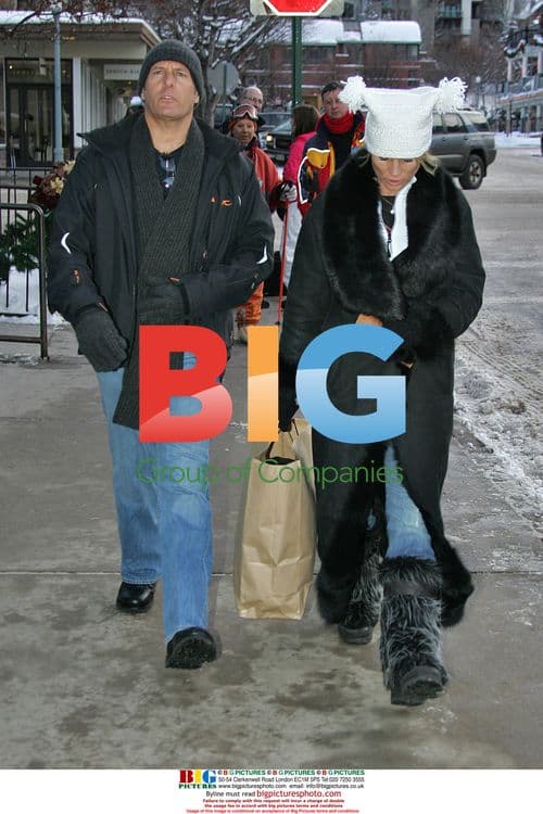 Nicollette Sheridan and Michael Bolton Christmas Shopping