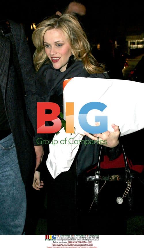 Reese Witherspoon Arrives at Plaza Athenee Hotel