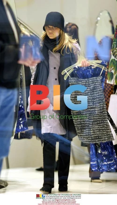 Reese Witherspoon Shopping in Paris