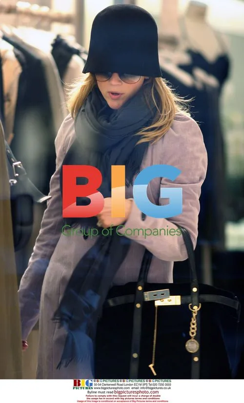 Reese Witherspoon Shopping in Paris