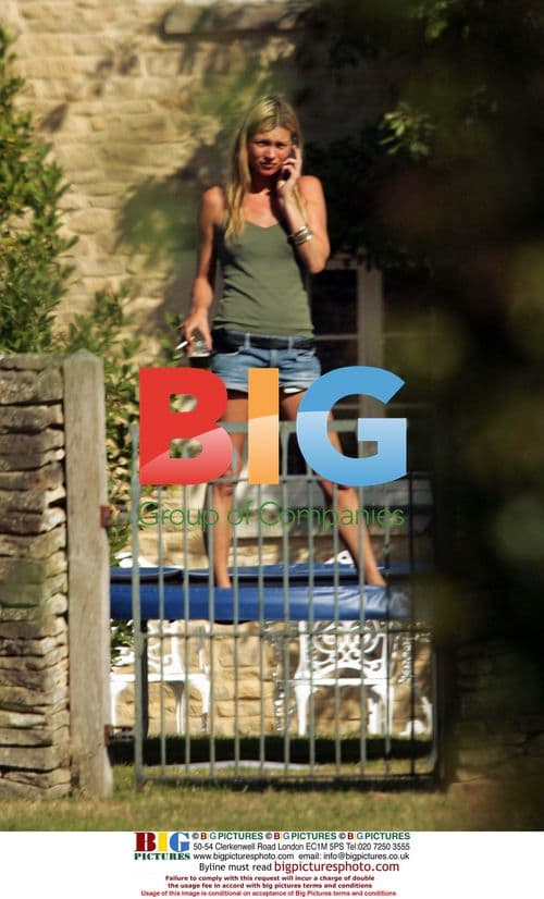 Pete Doherty and Kate Moss Share Romantic Kiss