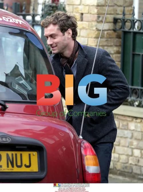 Jude Law takes taxi after car towed