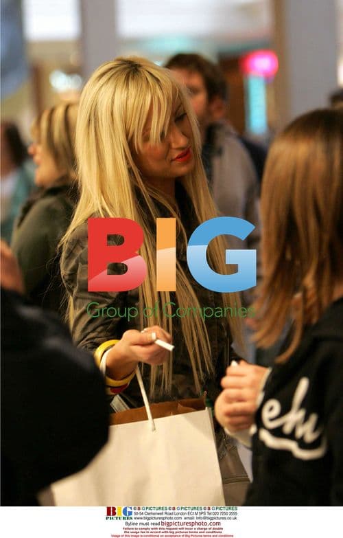 Chantelle Houghton Enjoys Shopping With Mom