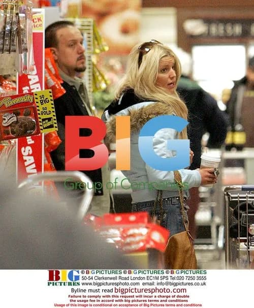 Jessica Simpson out shopping in Santa Fe
