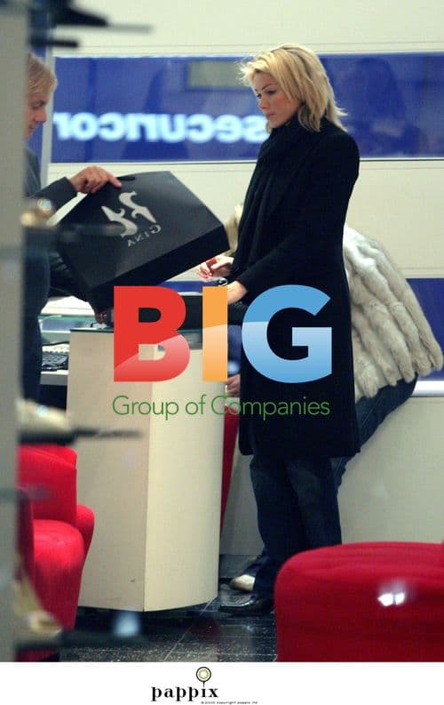 Nell McAndrew Buys New Shoes in London