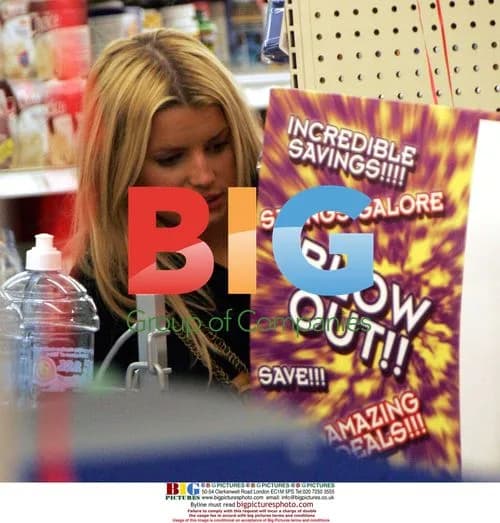 Jessica Simpson Shops on Valentine's Day