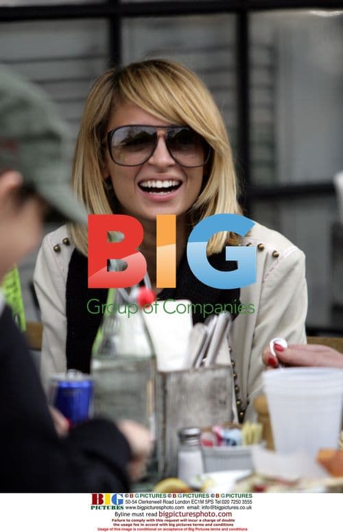 Nicole Ritchie enjoys lunch with friends