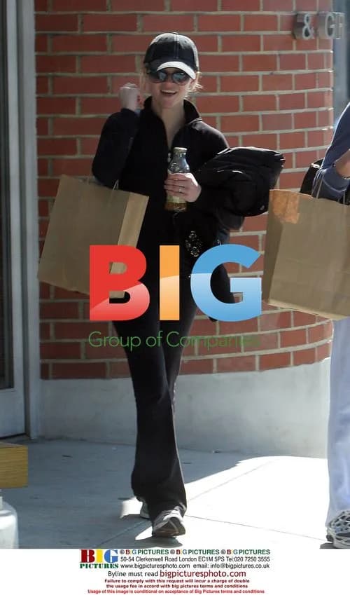 Reese Witherspoon Shopping in Brentwood