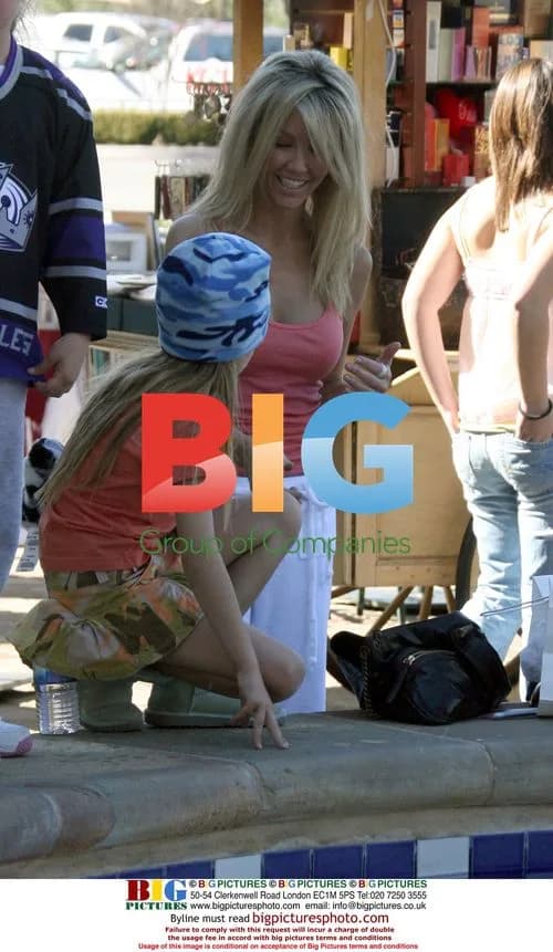 Heather Locklear's Day with Daughter & Friends