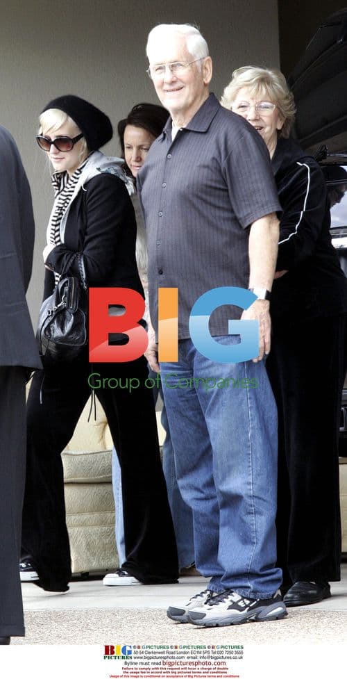 Ashlee Simpson Leaves Grandparents' House After Thanksgiving