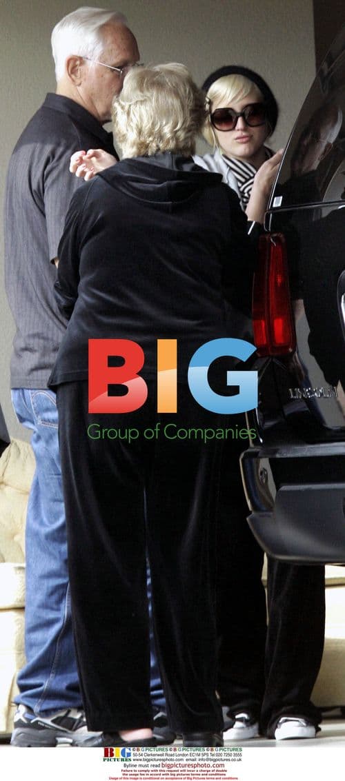 Ashlee Simpson Leaves Grandparents' House