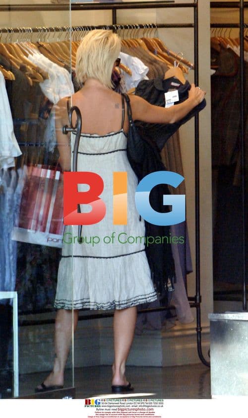 Sarah Harding shops on Chapel St, Melbourne