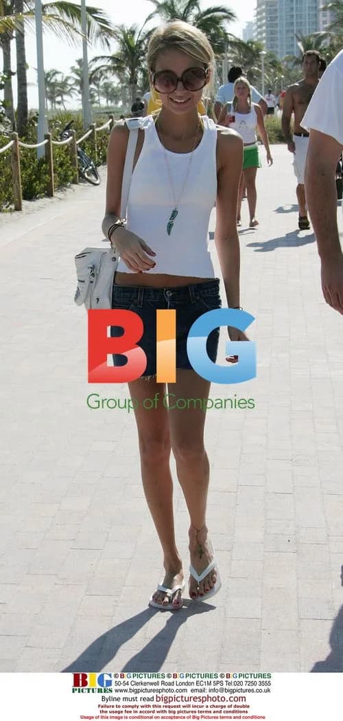 Nicole Richie strolls on Miami beach