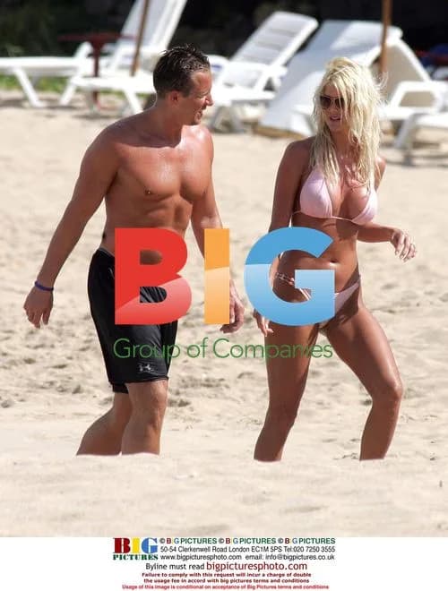 Victoria Silvstedt enjoys beach day