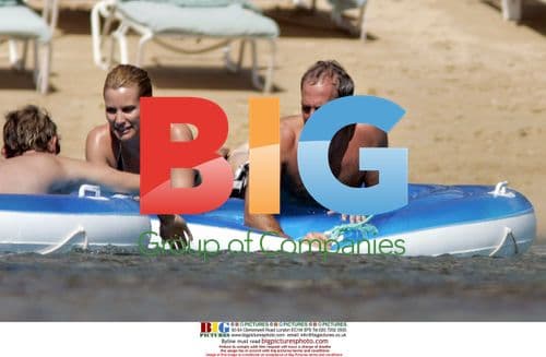 Nicolette Sheridan and Michael Bolton on Hawaii beach