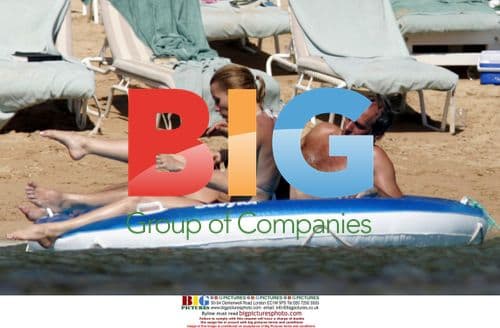 Nicolette Sheridan and Michael Bolton on Hawaiian beach