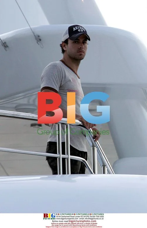 Anna Kournikova and Enrique Iglesias on yacht
