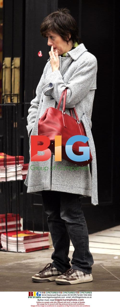Tracey Thorn waiting for bus in Hampstead