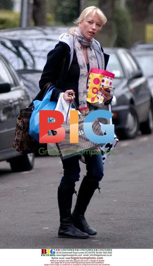 Sara Cox struggles with shopping bags in London