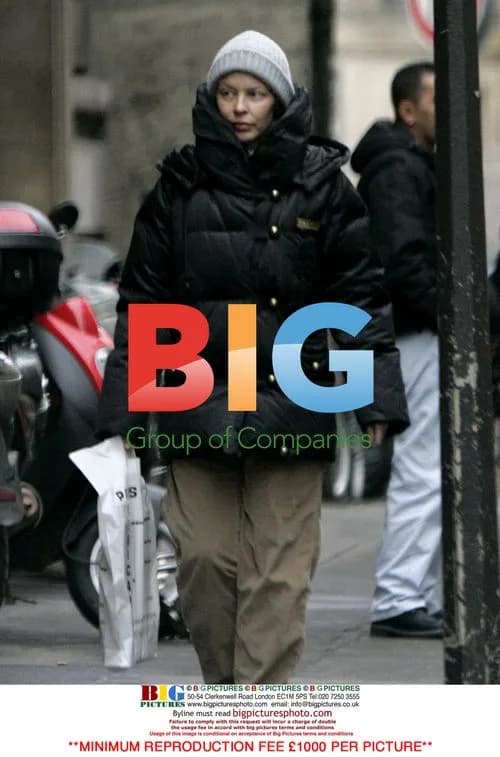 Kylie Minogue strolls in Paris
