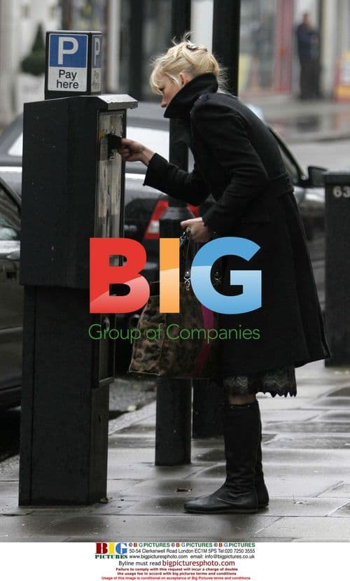 Sara Cox Grabs Starbucks Before Radio Show