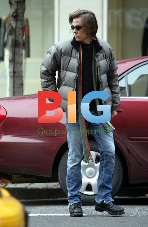 Kevin Bacon leaves store with hair product