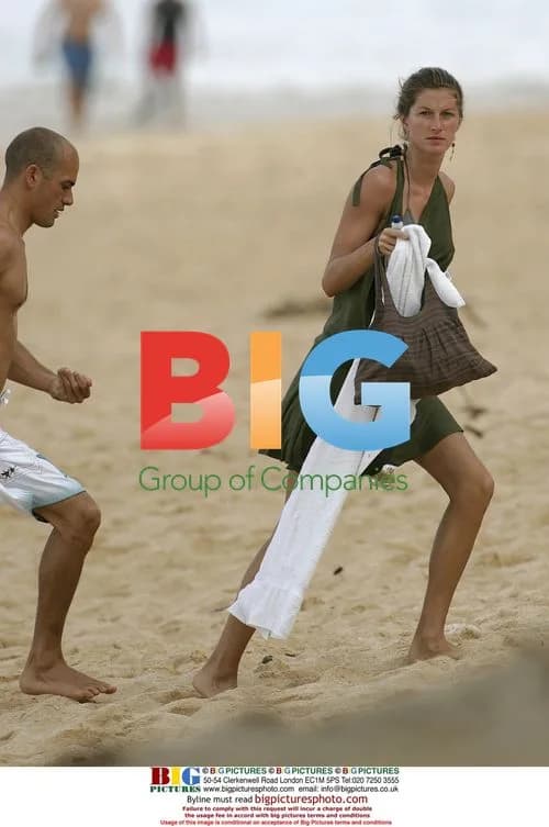 Gisele Bundchen and Kelly Slater beach PDA