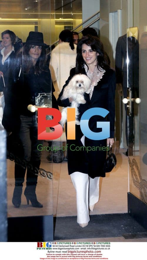 Penelope Cruz with family in Paris