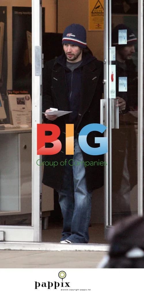 James Blunt leaves Apple store in London