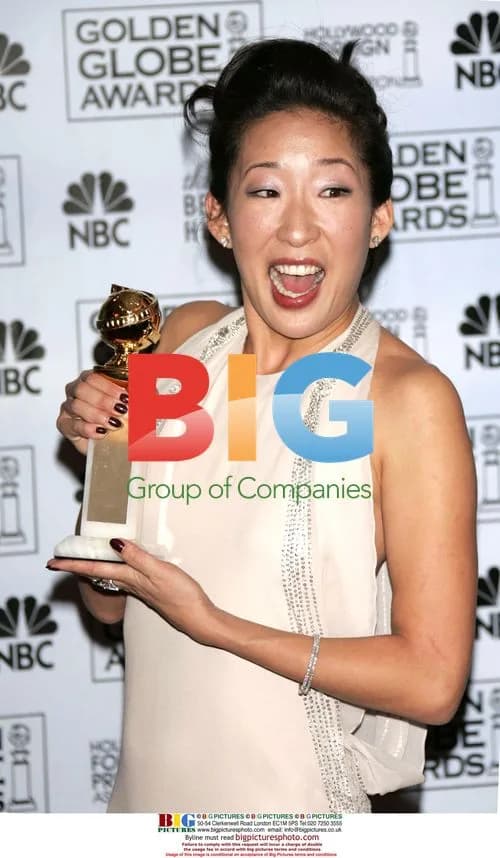 Sandra Oh Holds Golden Globe Award