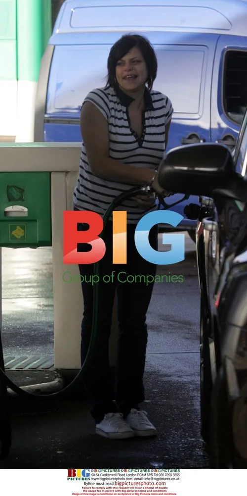 Jade Goody Locks Her Car, Gets Petrol and Magazine