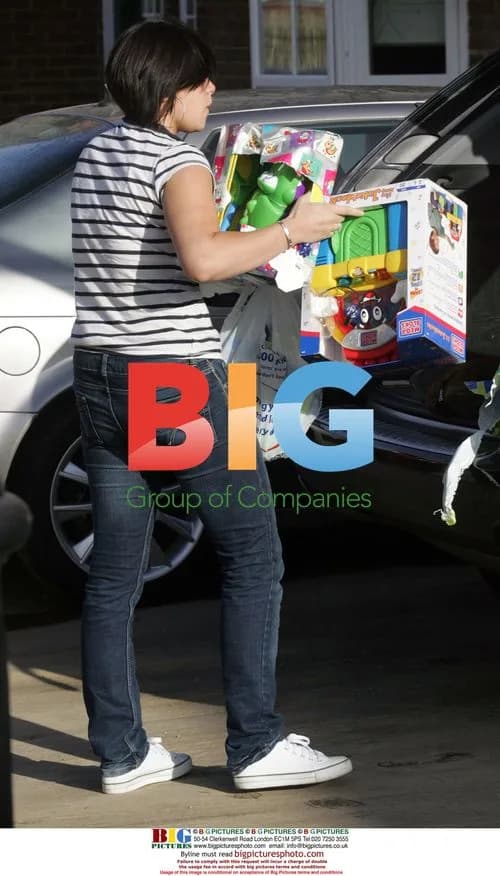 Jade Goody Leaves Friend's Home with Bags