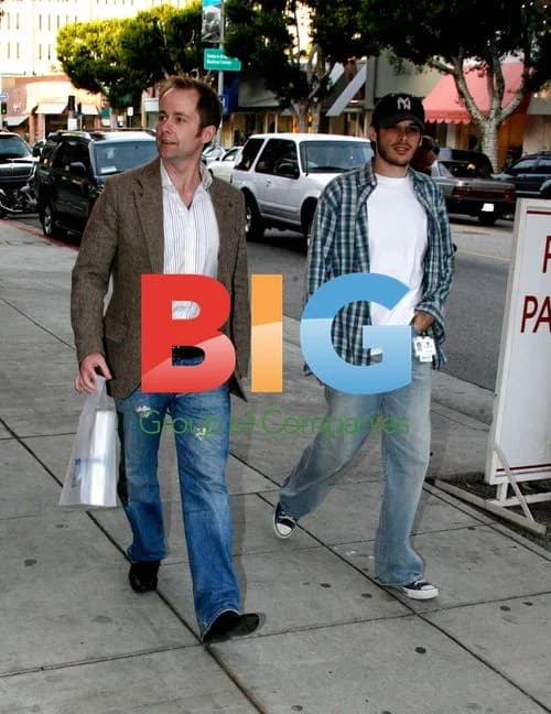 Billy Boyd shopping with friend