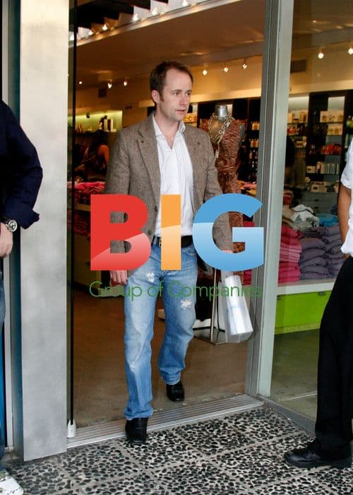 Billy Boyd shops with friend