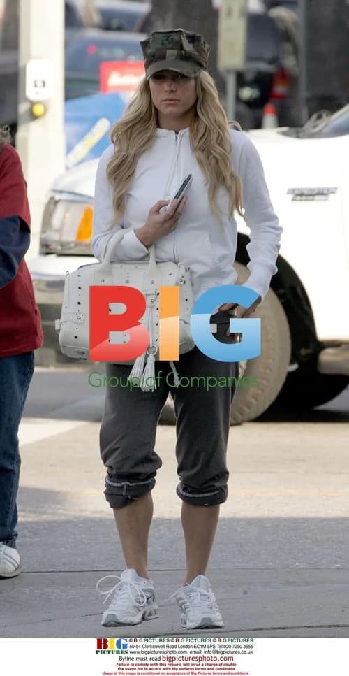 Jessica Simpson goes shopping with friends