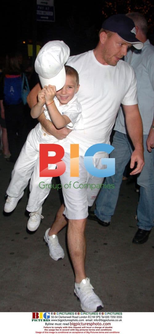 Madonna visits Kabbalah Center with family