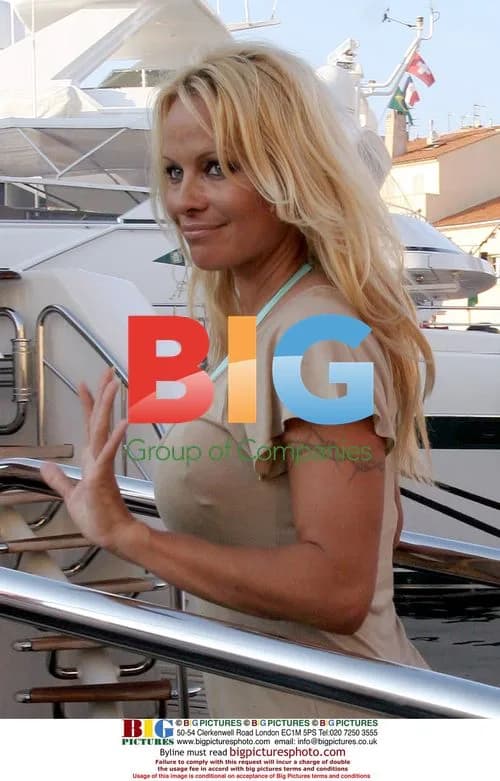 Pamela Anderson and sons go back to yacht in St. Tropez