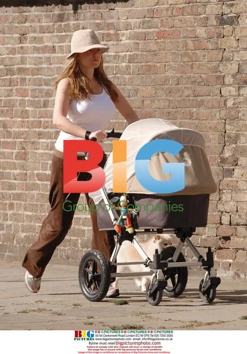 Geri Halliwell takes daughter for walk