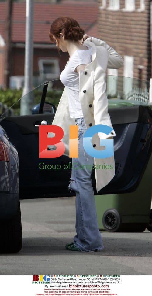 Nicola Roberts Leaves Parents' Home