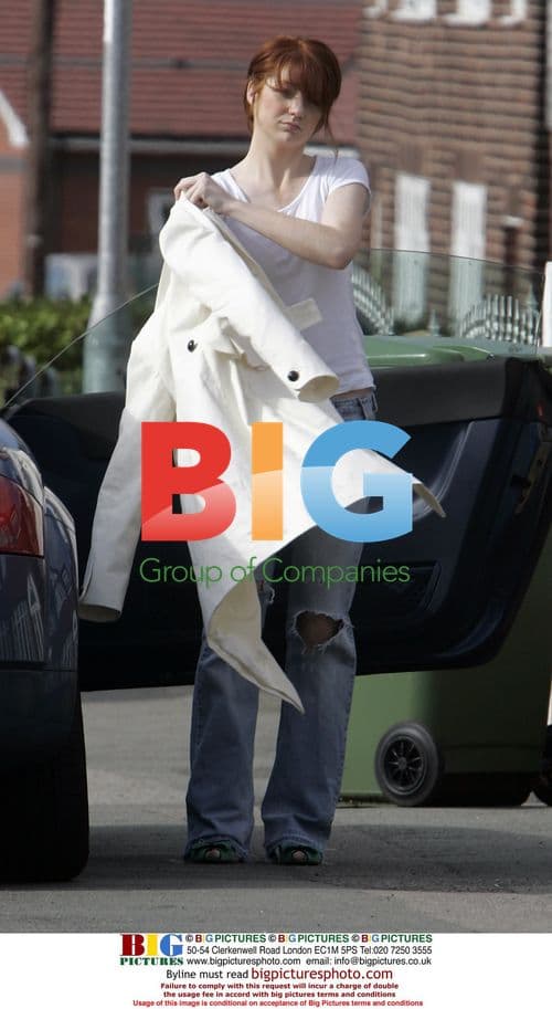 Nicola Roberts Leaves Parents' Home