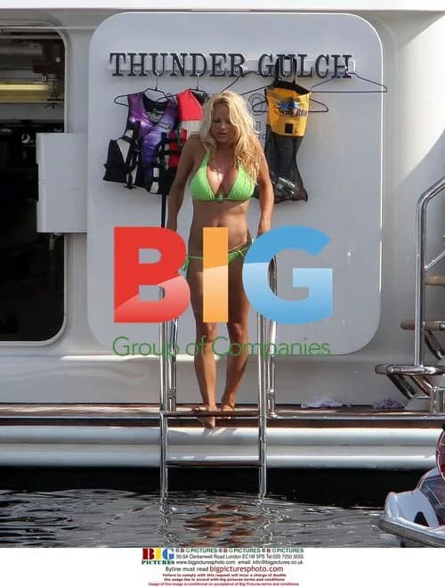 Pamela Anderson Yacht Diving