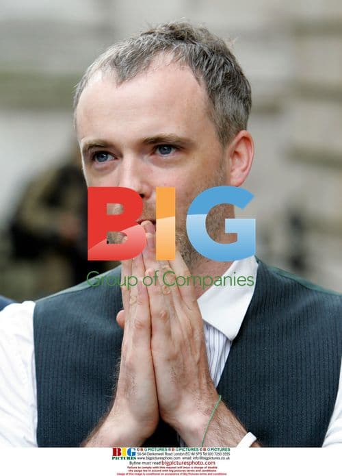 Travis Band Sticks G8 Reminder on 10 Downing St