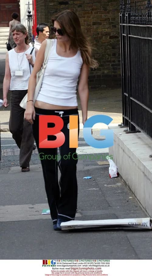 Mischa Barton leaves Royal Academy for coffee
