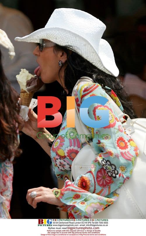 Nancy Dell'Olio Shopping in St.Tropez