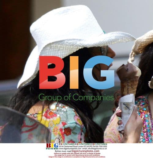 Nancy Dell'Olio Shopping in St.Tropez